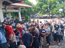 Kerumunan Antrean Vaksinasi Massal di RSPD Klaten Dibubarkan