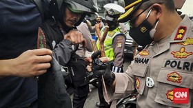 Ratusan Pendukung Rizieq Diamankan Polisi di Arena Sidang