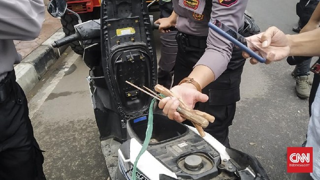 Seorang pria diduga simpatisan Rizieq Shihab kedapatan membawa senjata tajam di PN Jakarta Timur jelang sidang vonis kasus RS Ummi.