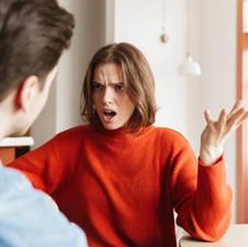 Jangan Keburu Emosi, Ini 3 Tips Jitu untuk Berdebat Secara Sehat dengan Pasangan!