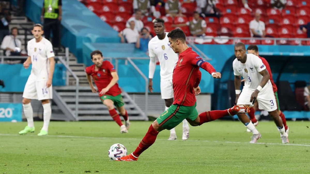 FOTO: Detik-detik Ronaldo Dilempar Botol Coca-cola di Euro