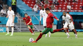 Ronaldo Datang, Man Utd Tertekan
