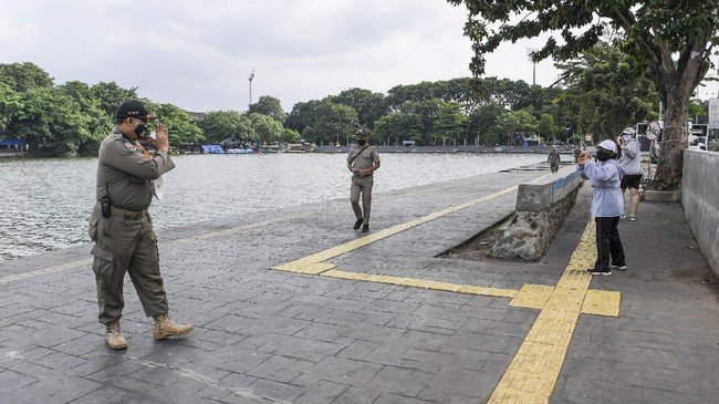 Satpol DKI Jakarta berdasarkan Peraturan Gubenur No 19 Tahun 2020 Tentang TPP mendapat tambahan penghasilan sampai Rp57 juta per bulan. Berikut rinciannya.