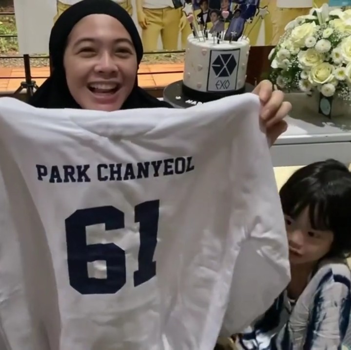 <p>Jaket tersebut dilengkapi dengan logo EXO. Di bagian belakang, jaket juga dicetak dengan tulisan Park Chanyeol yang merupakan rapper dari grup tersebut. (Foto: Instagram: @dianayulestari)</p>