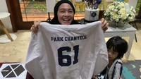 <p>Jaket tersebut dilengkapi dengan logo EXO. Di bagian belakang, jaket juga dicetak dengan tulisan Park Chanyeol yang merupakan rapper dari grup tersebut. (Foto: Instagram: @dianayulestari)</p>