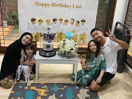 Serba Boyband Korea EXO, Intip 7 Potret Ultah Dian Ayu Lestari Istri Omesh