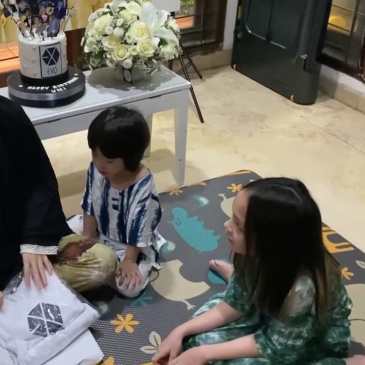 <p>Kejutan tak berhento sampai di situ. Omesh dan kedua buah hatinya telah menyiapkan hadiah spesial. Ia memberi jaket custom bertema EXO. (Foto: Instagram: @dianayulestari)</p>