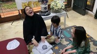 <p>Kejutan tak berhento sampai di situ. Omesh dan kedua buah hatinya telah menyiapkan hadiah spesial. Ia memberi jaket custom bertema EXO. (Foto: Instagram: @dianayulestari)</p>