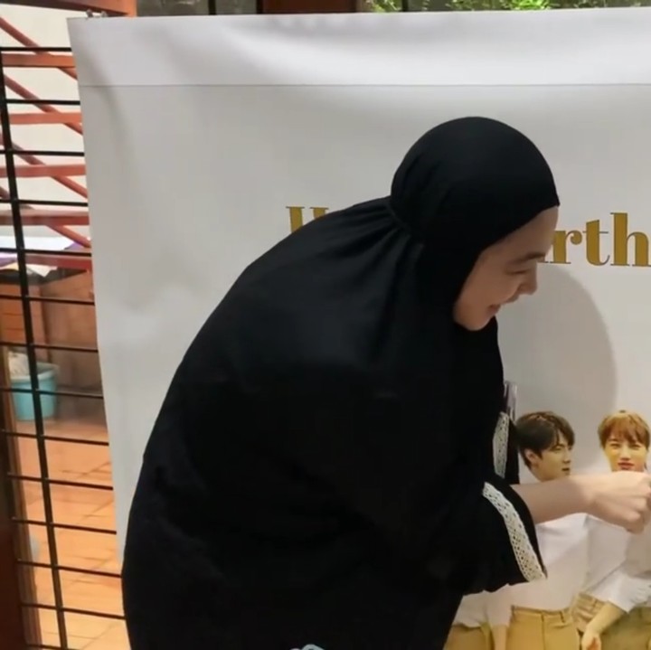 <p>Omesh bahkan mencetak banner besar untuk sang istri. Ia turut menempelkan potretnya di antara deretan member boyband Korea Selatan itu. (Foto: Instagram: @dianayulestari)</p>