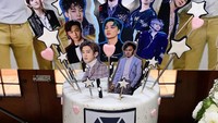 <p>Tidak tanggung-tanggung, Omesh juga menyiapkan kue yang dihiasi dengan pernak-pernik EXO. Dian sangat menyukai boyband besutan SM Entertainment itu. (Foto: Instagram: @dianayulestari)</p>