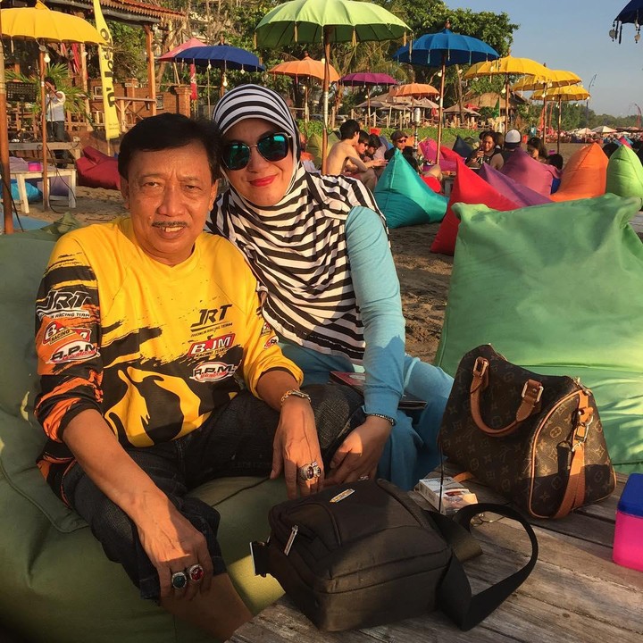 <p>Kini usia pernikahan Doyok dan Nova sudah berjalan 15 tahun, Bunda. Kehidupan rumah tangga mereka pun jauh dari gosip miring, lho. (Foto: Instagram: @doyok178)</p>