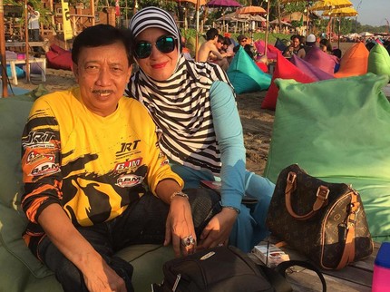 Intip 5 Potret Harmonis Doyok & Istri yang Ternyata Lebih Muda 25 Tahun