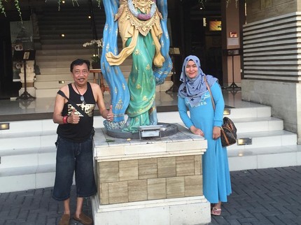 15 Tahun Menikah, Intip 5 Potret Harmonis Doyok & Istri yang 25 Th Lebih Muda