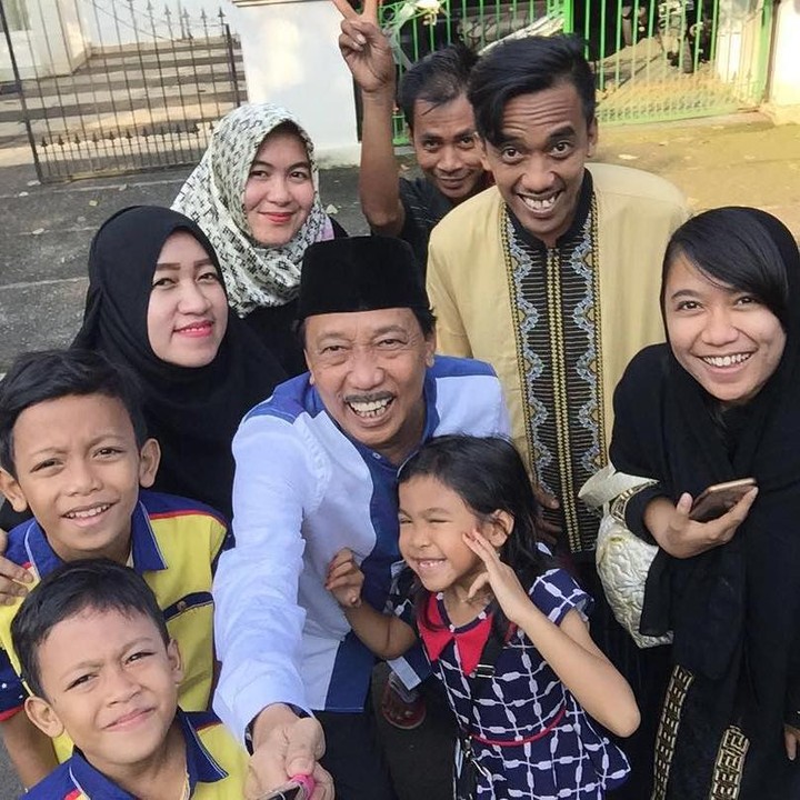 <p>Ternyata anak pertama Doyok dari mendiang istri pertama berusia lebih tua dari sang istri, Bunda. Meski begitu, mereka selalu kompak, lho. (Foto: Instagram: @doyok178)</p>