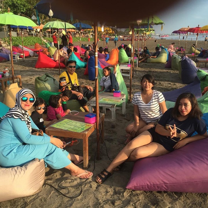 <p>Doyok mengungkap bahwa pernikahan keduanya ini terjadi karena dijodohkan, Bunda. Ternyata mereka dijodohkan langsung oleh Wali Kota Cirebon. (Foto: Instagram: @doyok178)</p>