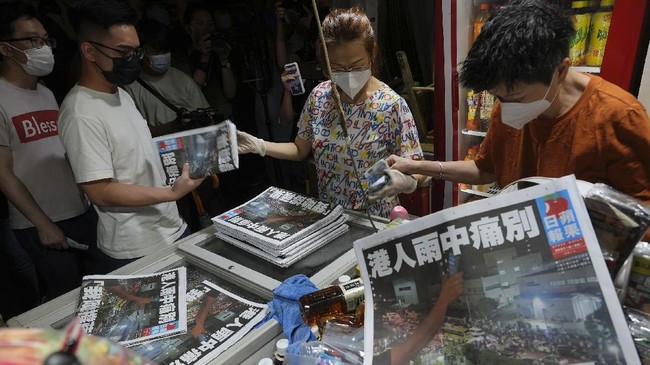 FOTO: Rongrong Edisi Terakhir Media Pro-Demokrasi Hong Kong