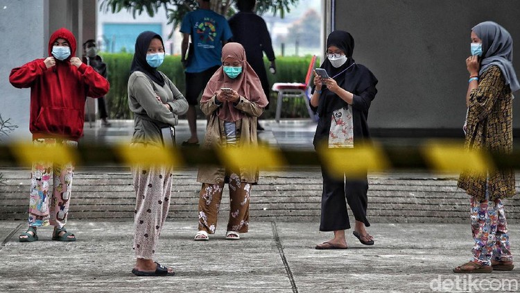 Pemprov DKI Jakarta mulai mengaktifkan Rusun Nagrak Cilincing, Jakarta Utara, sebagai lokasi isolasi pasien COVID-19 tak bergejala. Begini suasana terkini di rusun tersebut.