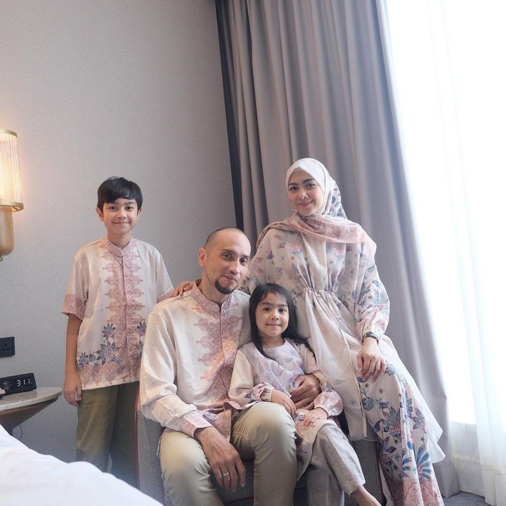 <p>Dalam beberapa postingan terakhir Richa, terlihat tubuh Gary yang mulai kurus nih, Bunda. Meski begitu, ia tetap tersenyum ceria, lho. (Foto: Instagram: @richaiskak)</p>