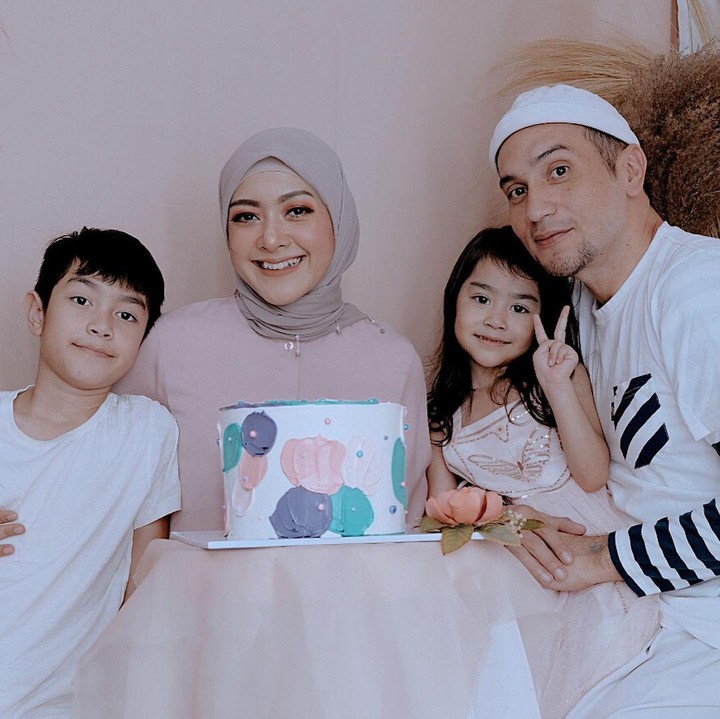 <p>Richa melahirkan putra pertamanya pada tahun 2010 yang diberi nama Muhammad Adilla Rafisya Iskak. Sementara putrinya lahir pada tahun 2017 dan diberi nama Taqya Zahra Mikaela Iskak. (Foto: Instagram: @richaiskak)</p>