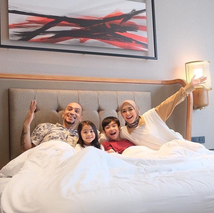 <p>Saat bulan Ramadhan lalu Gary dan Richa bahkan menyempatkan diri untuk berlibur bareng anak nih, Bunda. Terlihat kebahagiaan terlukis pada wajah keluarga yang satu ini. (Foto: Instagram: @richaiskak)</p>