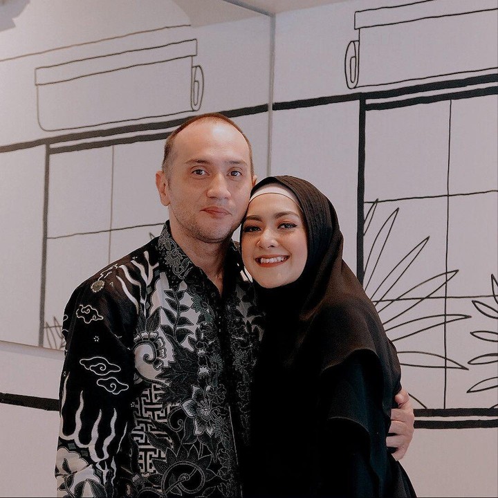 <p>Meski sang suami tengah berjuang melawan penyakitnya, Richa selalu menyemangatinya nih, Bunda. Semoga Gary Iskak lekah pulih dan diberikan kesehatan yang melimpah ya, Bunda! (Foto: Instagram: @richaiskak)</p>