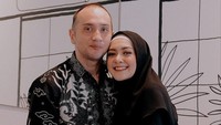 9 Potret Hangat Richa Novisha & Gary Iskak, Setia Dampingi Suami yang Sakit