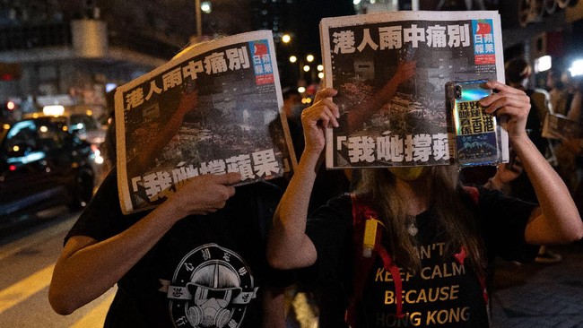 Surat kabar prodemokrasi Hong Kong, Apple Daily, akhirnya menerbitkan edisi terakhirnya hari ini setelah penggerebekan polisi pekan lalu.