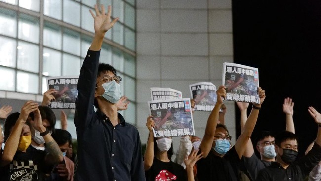 Surat kabar prodemokrasi Hong Kong, Apple Daily, akhirnya menerbitkan edisi terakhirnya hari ini setelah penggerebekan polisi pekan lalu.