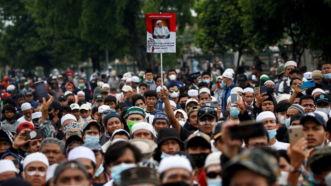 Massa simpatisan Rizieq Shihab berbondong-bondong mendatangi arena sidang lantaran mereka menilai kasus yang menjerat panutannya sangat mengada-ada.