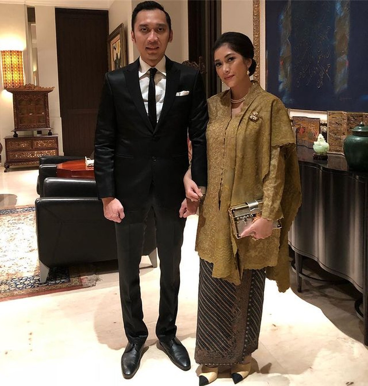 Tak hanya artis Tanah Air yang kerap memakai tas mahal&period; Berikut ini adalah koleksi tas mahal anak dan menantu Presiden Indonesia&excl;