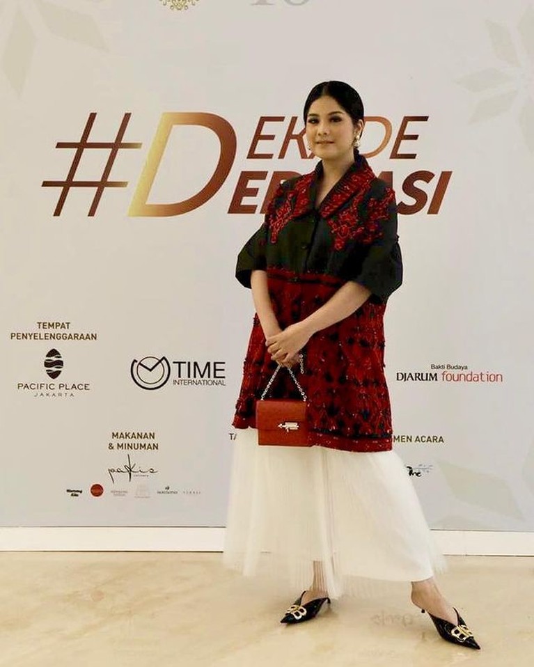 Koleksi Tas Mewah Anak & Menantu Presiden Tak hanya artis Tanah Air yang kerap memakai tas mahal. Berikut ini adalah koleksi tas mahal anak dan menantu Presiden Indonesia!
