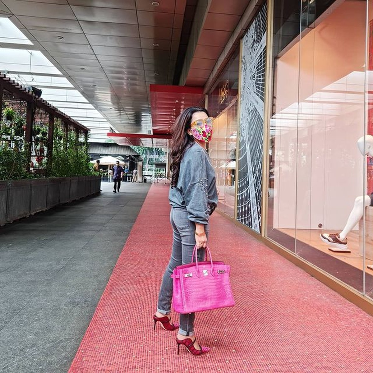 Tak hanya artis Tanah Air yang kerap memakai tas mahal&period; Berikut ini adalah koleksi tas mahal anak dan menantu Presiden Indonesia&excl;