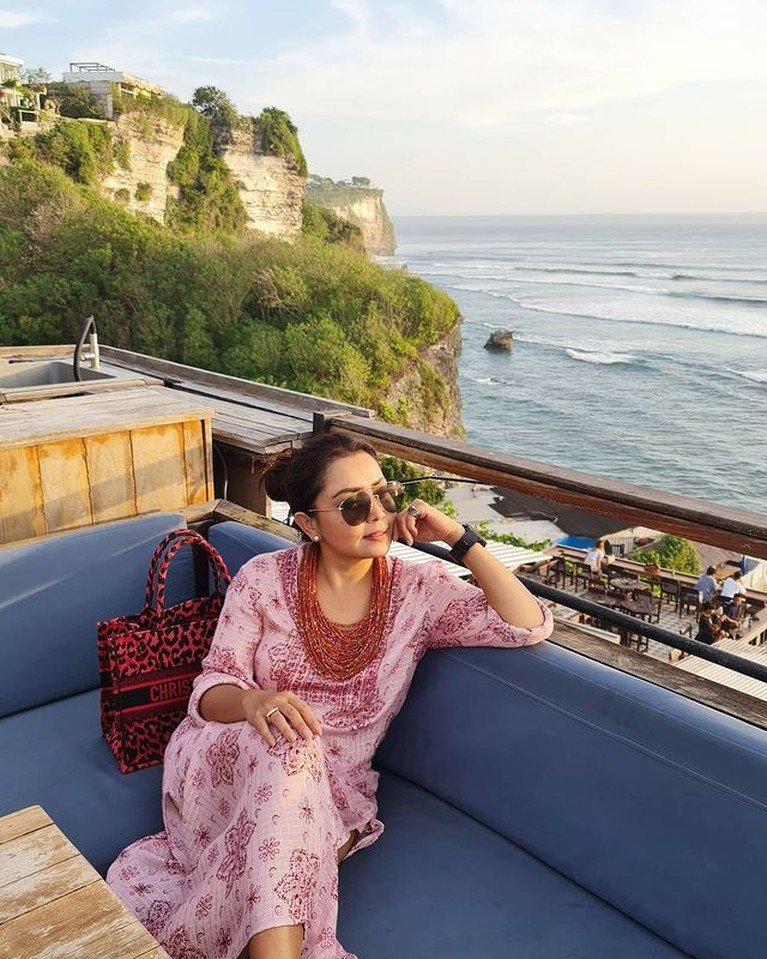 Tak hanya artis Tanah Air yang kerap memakai tas mahal. Berikut ini adalah koleksi tas mahal anak dan menantu Presiden Indonesia!