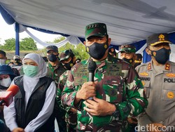 TNI AL Gelar Vaksinasi COVID-19 di Pelabuhan Tanjung Mas