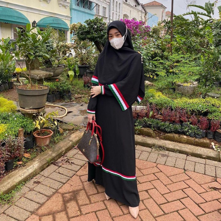 <p>Larissa tampil cantik dengan gamis dan kerudung panjang. (Foto: Instagram: @larissachou)</p>