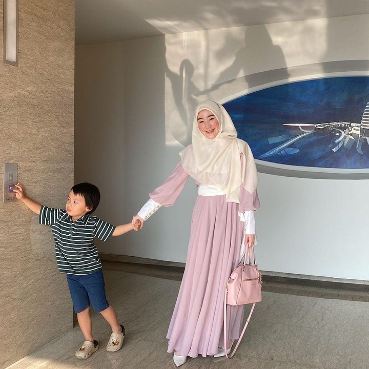 <p>Larissa Chou dan Alvin Faiz sudah resmi bercerai, Bunda. Kini, Larissa putuskan tinggal di Bandung bersama sang anak, Yusuf. (Foto: Instagram: @larissachou)</p>