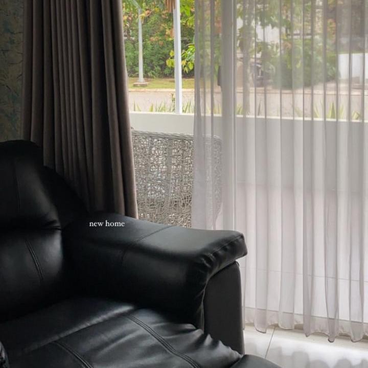 <p>Meski kecil, Larissa membagikan momen ketika pindah rumah di Instastory-nya, Bunda. Ia menuliskan kata 'new home' sambil memperlihatkan jendela di rumah barunya. (Foto: Instagram: @larissachou)</p>