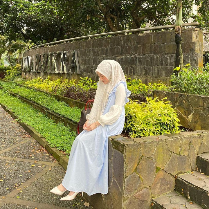 <p>Sebelum pindah, Larissa menyempatkan diri mengunjungi pesantren Az Zikra, Bunda. Ia pun mendoakan semua yang ada di dalam pondok mendapat lindungan Allah. (Foto: Instagram: @larissachou)</p>