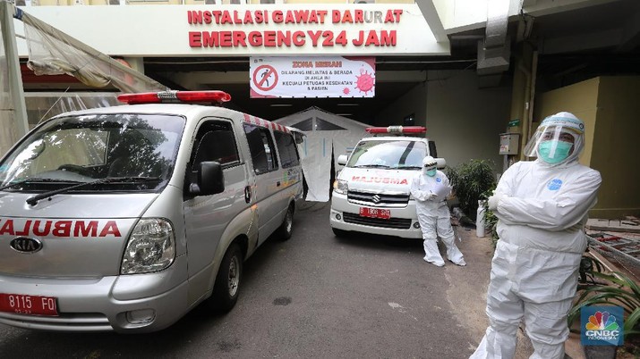 Lonjakan kasus covid-19 di Ibu Kota membuat pasien mendaftar di rumah sakit rujukan covid-19 membeludak. RSUD Cengkareng, Jakarta Barat, mendirikan tenda darurat untuk merespons tingkat keterisian tempat tidur perawatan dan ICU yang sangat tinggi. (CNBC Indonesia/Tri Susilo)
