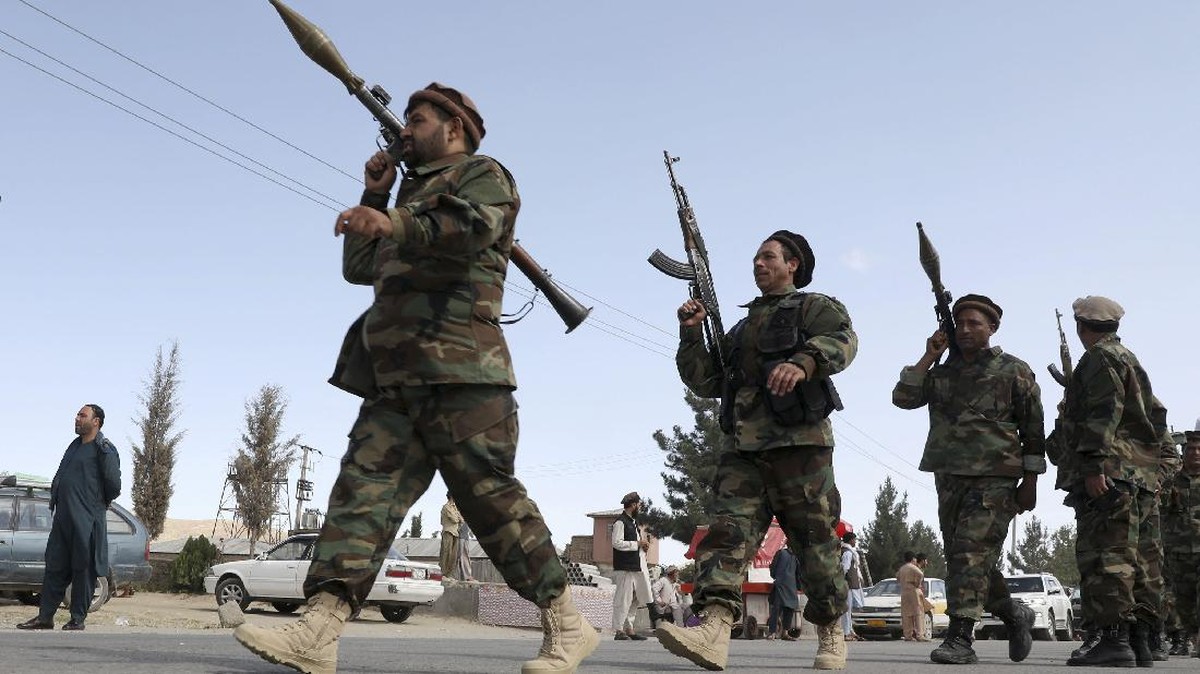 FOTO: Warga Afghanistan Angkat Senjata Siap Lawan Taliban