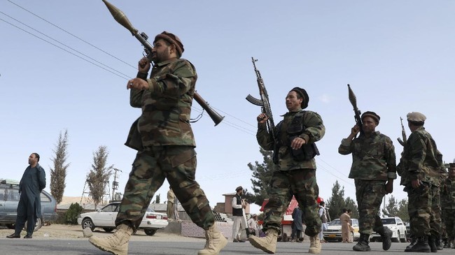 Ratusan pasukan komando dikerahkan untuk melawan serangan Taliban di utara, sehari setelah lebih dari 1.000 tentara Afghanistan melarikan diri ke Tajikistan.