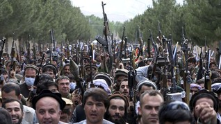 FOTO: Warga Afghanistan Angkat Senjata Siap Lawan Taliban