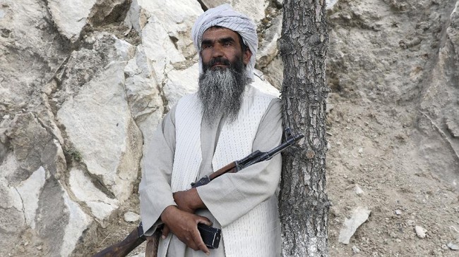FOTO: Warga Afghanistan Angkat Senjata Siap Lawan Taliban