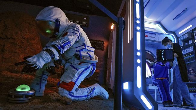 Kosmonaut itu diperintahkan kembali ke airlock setelah dia melaporkan fluktuasi tegangan pada daya baterai di pakaian antariksa.