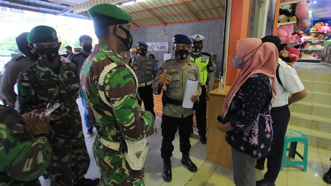 Mendagri Tito Karnavian meminta jajaran TNI dan Polri untuk mengedepankan tindakan persuasif dalam melakukan pengawasan di tempat makan.