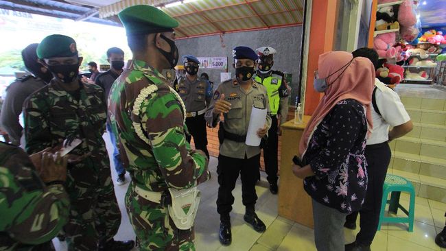 TNI-Polri Dikerahkan Pantau Warga Makan di Warteg 20 Menit