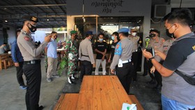 Picu Kerumunan, Angkringan di Bali Ditutup Paksa Aparat