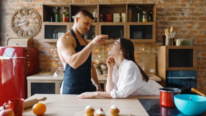 Bisa Ganggu Suasana, Hindari 5 Makanan dan Minuman Ini Sebelum Bercinta dengan Pasangan