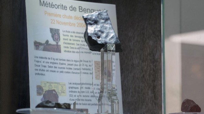 FOTO: Pemburu Meteorit Maroko Jelajahi Padang Pasir
