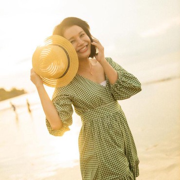 Intip Gaya Rossa Liburan di Pantai, Penampilan Bak ABG Jadi Sorotan